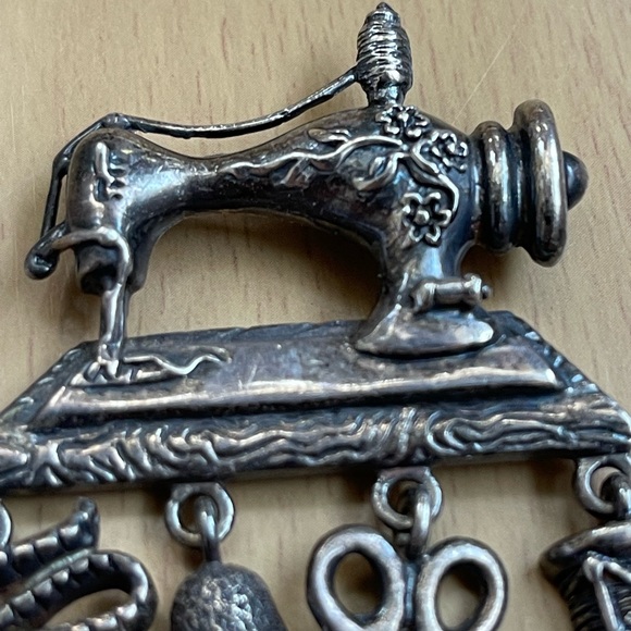 Sewing Machine Brooch - Picture 3 of 4